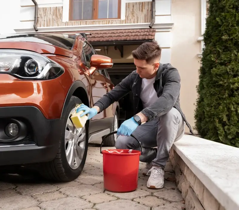 Lavage auto à domicile Simiane-Collongue : professionnel intervenant sur un véhicule